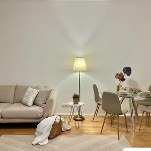 Zentrales Mit Balkon Apartment